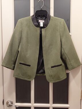 "Kim Rogers" Sz. 6P, Olive Green Collar-Trim Cropped Blazer